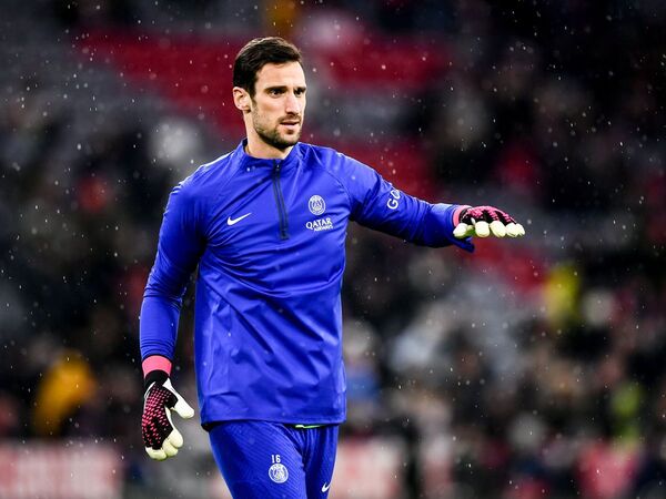 Kiper kedua PSG yaitu Sergio Rico, akhirnya mulai sadarkan diri setelah hampir 1 bulan lamanya mengalami koma pasca insiden kecelakaan kuda yang menimpanya / via AFP