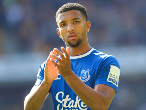 Diincar Nottingham Forest, Everton Bersedia Pinjamkan Mason Holgate