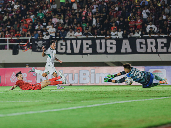 Pemain muda Persebaya Surabaya, Toni Firmansyah di laga uji coba kontra Persis Solo