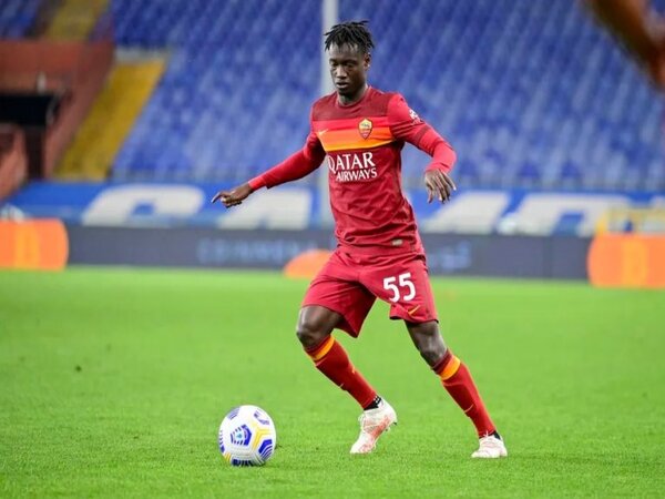 Gelandang muda AS Roma yaitu Ebrima Darboe, mendapat tawaran dari tiga klub berbeda untuk cabut dari Stadion Olimpico musim panas ini / via Getty Images