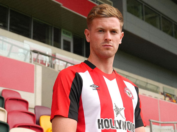 Nathan Collins Resmi Pindah ke Brentford dari Wolverhampton Wanderers