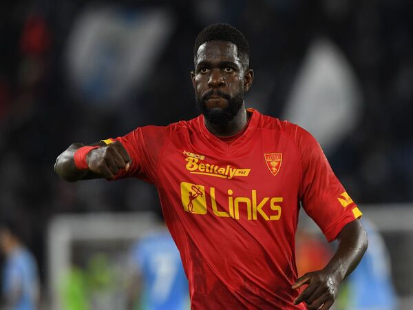 Setelah musim lalu main di Lecce dengan status pinjaman, Samuel Umtiti berpotensi tetap bertahan di Italia setelah AC Monza dilaporkan tertarik untuk menggunakan jasanya / via Getty Images