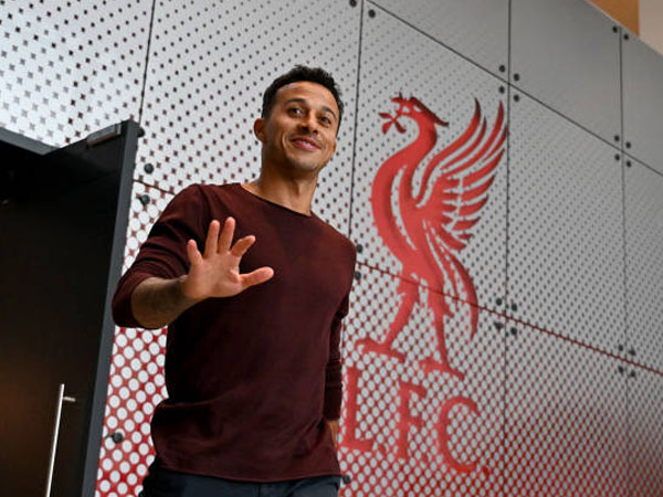 Alasan Thiago Alcantara Belum Kunjung Gabung Latihan Liverpool