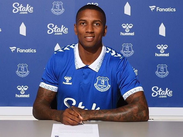 Everton mendapatkan tanda tangan Ashley Young