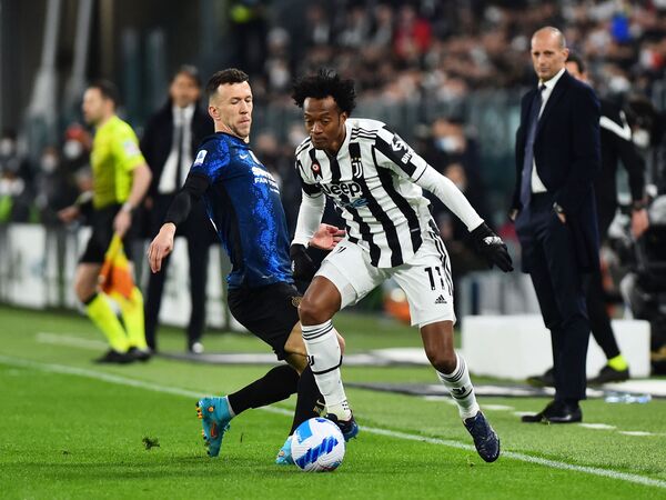 Setelah putus kontrak dengan Juventus, Juan Cuadrado kini dilaporkan segera merapat ke rival Bianconeri yaitu Inter Milan / via Getty Images