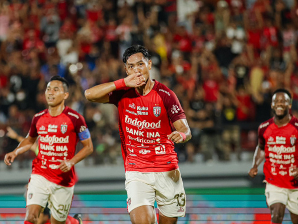 Pemain bertahan Bali United, Jajang Mulyana merayakan gol pertama musim ini