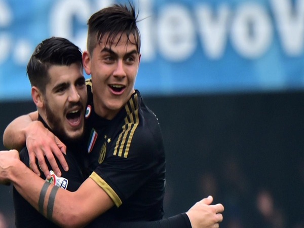 AS Roma berniat duetkan lagi Paulo Dybala dengan Alvaro Morata setelah keduanya sempat bekerja sama dulu di Juventus / via Getty Images