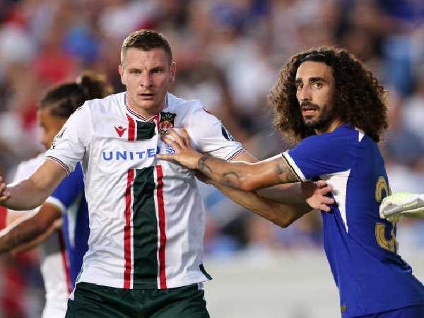 Marc Cucurella membantu Chelsea membantai Wrexham