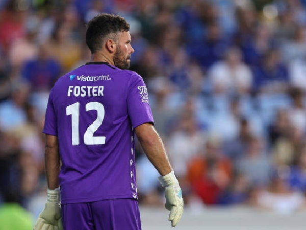 Ben Foster menyaksikan Wrexham dibantai oleh Chelsea