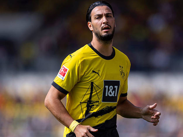 Ramy Bensebaini melakukan debutnya untuk Dortmund di laga persahabatan melawan Rot-Weiss Erfurt