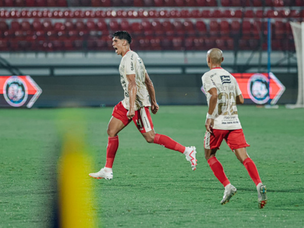 Elias Dolah merayakan gol debutnya bersama Bali United