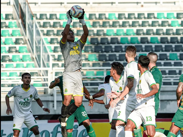 Kiper Persikabo 1973 Husna Al Malik di laga kontra Persebaya Surabaya