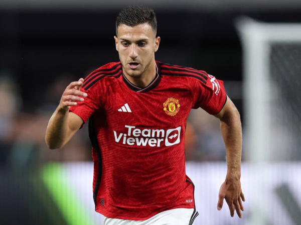 Bek sayap Manchester United, Diogo Dalot.