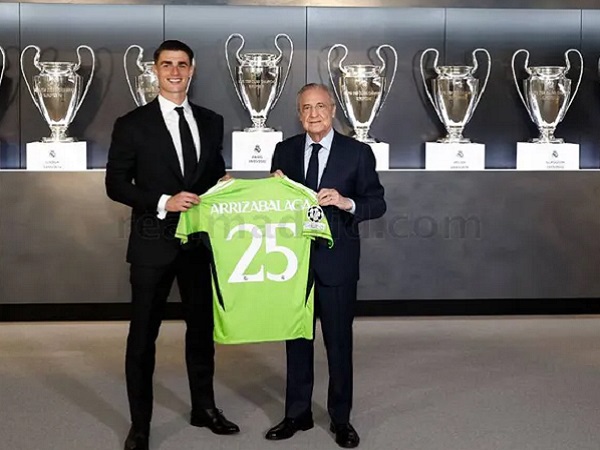 Presiden Real Madrid, Florentino Perez bersama Kepa Arrizabalaga. (Images: Getty)