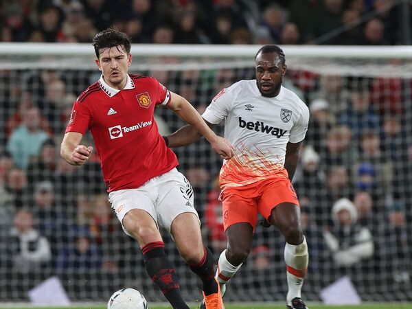 Harry Maguire disebut batal pindah ke West Ham lantaran menganggap tim asuhan David Moyes tersebut hanyalah klub medioker Premier League / via Getty Images