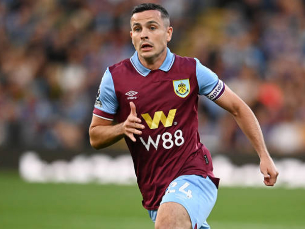 Burnley Resmi Beri Perpanjangan Kontrak Pada Josh Cullen