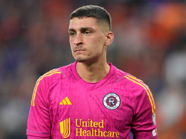 Kiper New England Revolution, Djordje Petrovic, akan bergabung dengan Chelsea