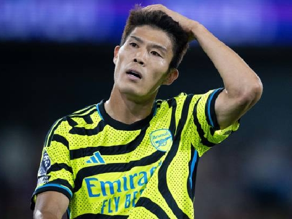 Bek Arsenal, Takehiro Tomiyasu, mendapat dua kartu kuning kontroversial melawan Crystal Palace