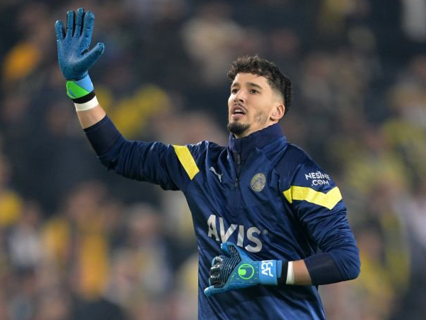 Kiper Fenerbahce, Altay Bayindir.