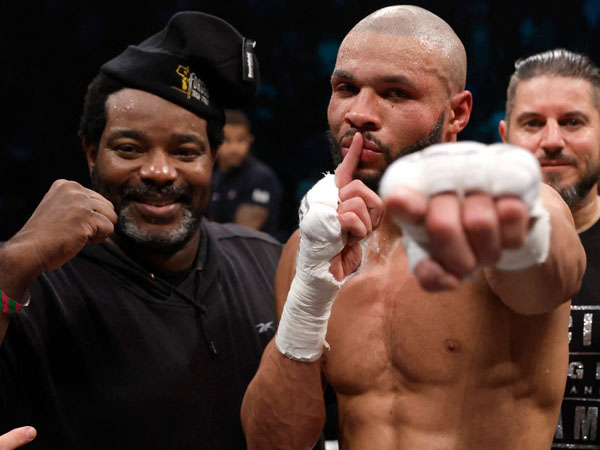 Chris Eubank Jr (kanan) bersama pelatih Brian McIntyre usai menang TKO atas Liam Smith. (Foto: Guardian)