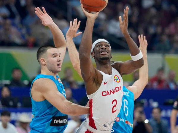 Shai Gilgeous-Alexander (tengah) dikepung pemain Slovenia. (Foto: Getty)