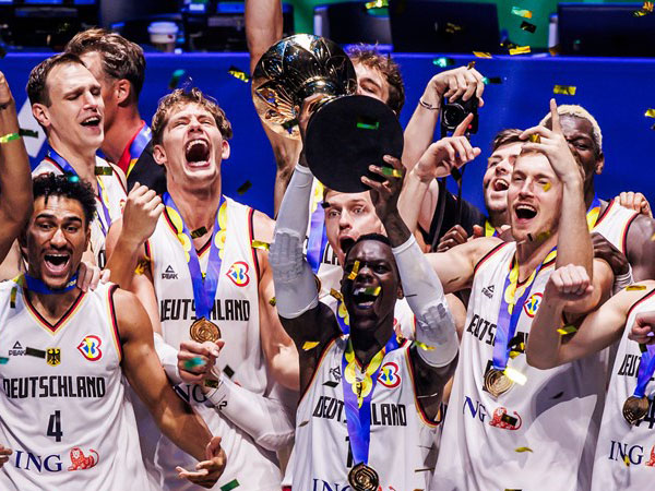 Para pemain Jerman bergembira mengangkat trofi Naismith setelah menjuarai FIBA World Cup 2023. (Foto: FIBA)