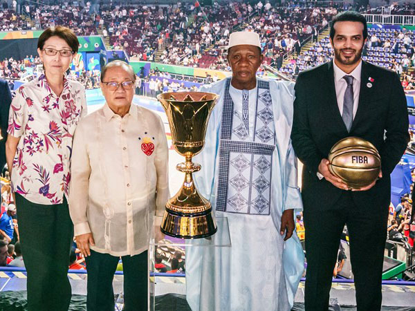 Mohammed Saad Al Meghaiseeb, Presiden Federasi Bola Basket Qatar, menerima bola sebagai simbol penyerahan tugas sebagai tuan rumah FIBA World Cup 2027. (Foto: FIBA)