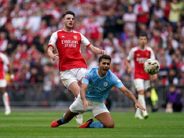 Declan Rice saat berhadapan dengan Rodri