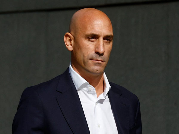 Luis Rubiales tiba di pengadilan untuk dimintai keterangan oleh hakim seputar skandal ciumannya terhadap Jenni Hermoso. (Foto: BBC)