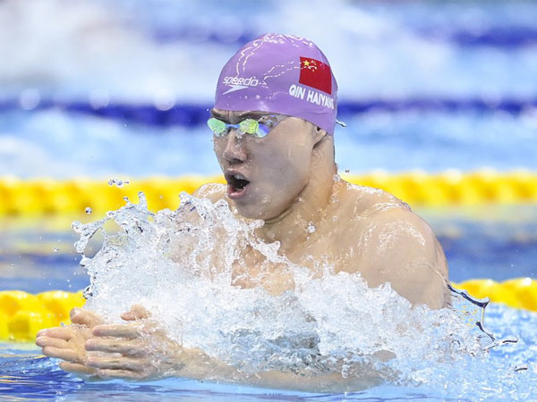 Perenang China Qin Haiyang berkompetisi di final gaya dada 200 meter putra di Asian Games ke-19 di Hangzhou. (Foto: Xinhua)