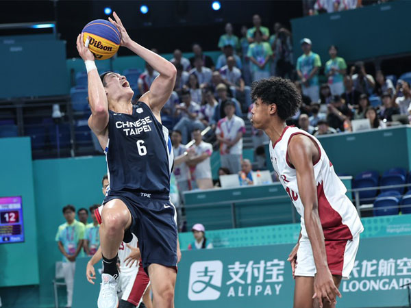 Chiang Chun (kiri) dari China Taipei bertanding dalam final bola basket 3x3 putra di Asian Games Hangzhou. (Foto: Xinhua)