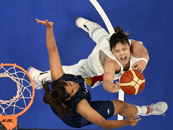 Li Yueru dari China (kanan) beraksi dalam pertandingan babak penyisihan bola basket putri melawan India di Asian Games Hangzhou. (Foto: Xinhua)