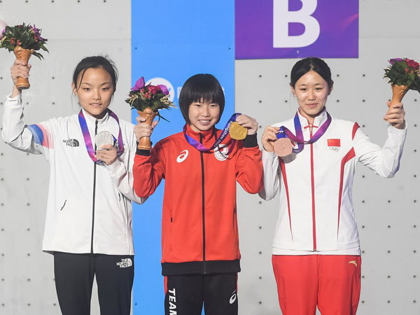 Seo Chae-hyun, Ai Mori dan Zhang Yuetong berpose setelah upacara pengalungan medali untuk boulder dan lead putri Asian Games Hangzhou. (Foto: Xinhua)