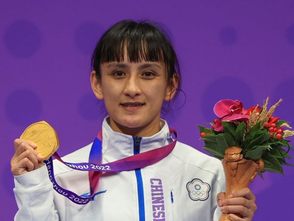 Karateka China Taipei Gu Shiau-shuang berpose dengan medali emasnya saat upacara pengalungan medali untuk kumite 50kg putri di Asian Games Hangzhou. (Foto: Xinhua)