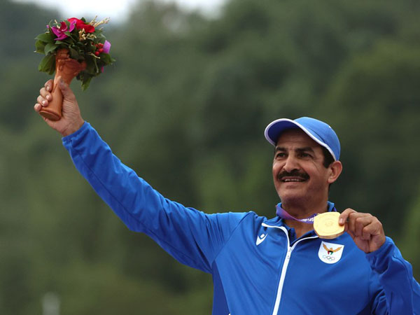 Abdullah Alrashidi berpose dengan medali emasnya setelah final menembak skeet putra di Asian Games Hangzhou. (Foto: Xinhua)