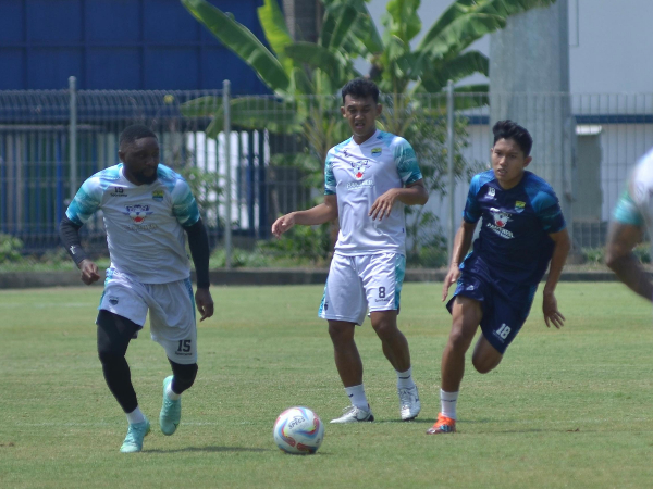 Persib menggelar game internal, tim biru menang 3-0 dari tim putih