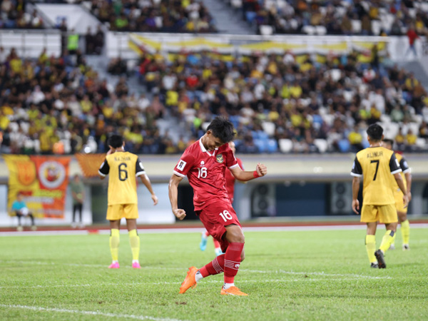 Penyerang timnas Indonesia, Hokky Caraka merayakan gol ke gawang Brunei Darussalam