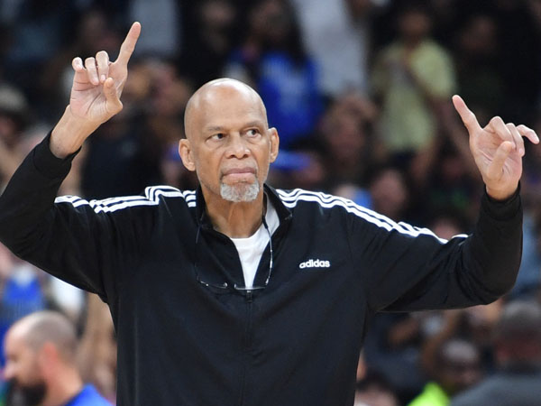 Kareem Abdul-Jabbar melambaikan tangan saat diperkenalkan dalam pertandingan pramusim NBA di Abu Dhabi, Uni Emirat Arab. (Foto: Rreuters)