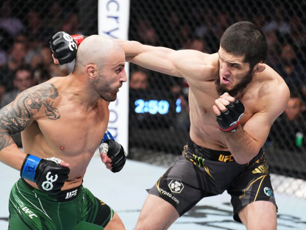 Islam Makhachev (kanan) mengalahkan Alexander Volkanovski di di UFC 284 pada 10 Februari silam. (Foto: UFC)