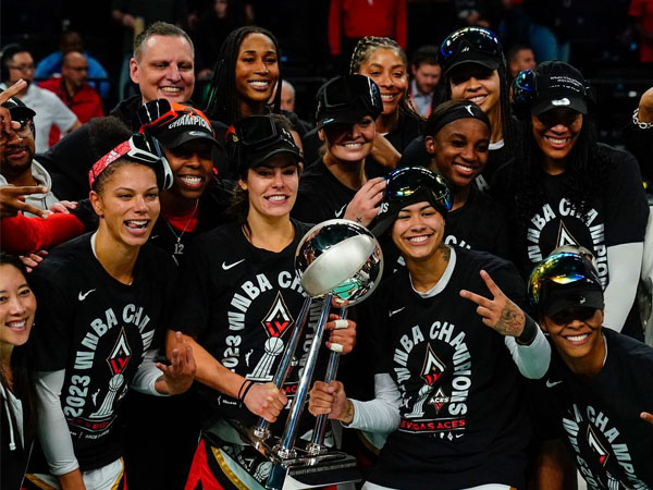 Para pemain Las Vegas Aces merayakan sukses mereka mempertahankan gelar juara WNBA. (Foto AP)