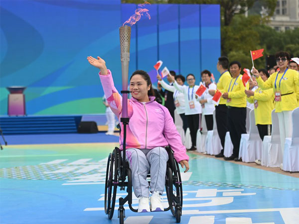 Atlet para China Tan Yujiao memulai estafet obor untuk Asian Para Games Hangzhou di Hangzhou, Provinsi Zhejiang, China timur. (Foto: Xinhua)