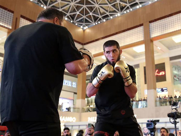 Islam Makhachev melakukan latihan terbuka di Abu Dhabi menjelang pertarungannya melawan Alexander Volkanovski di UFC 294. (Foto: The National News)