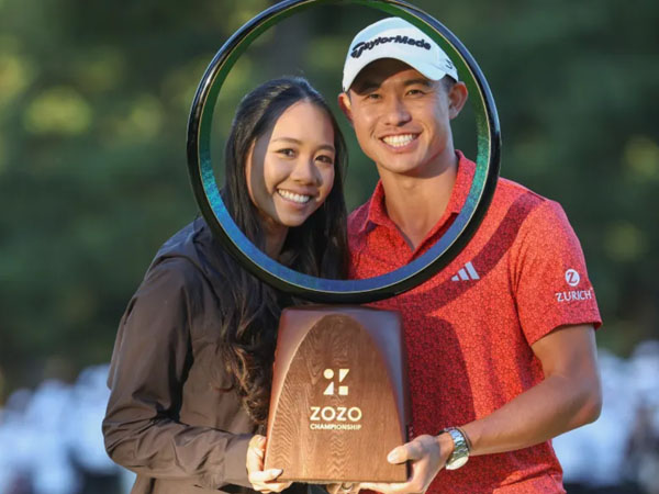 Collin Morikawa dan sang istri berpose dengan trofi juara yang tak pernah dirasakan selama lebih dari dua tahun. (Foto: Golf Digest)