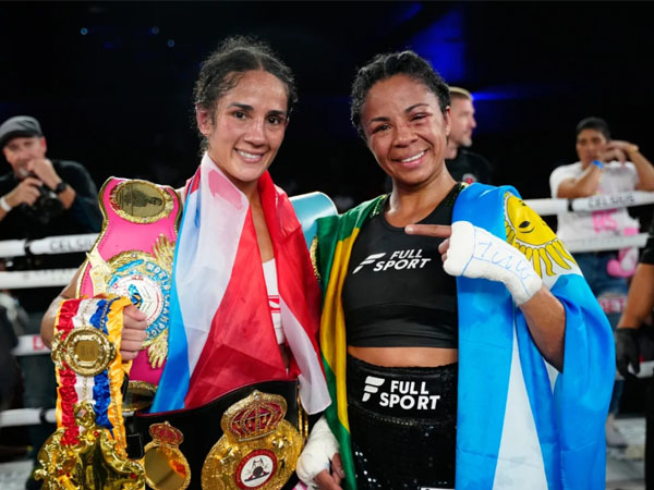 Amanda Serrano (kiri) dan Danila Ramos seusai pertandingan bersejarah bagi tinju wanita di Caribe Royale, Orlando. (Foto: Boxing World)