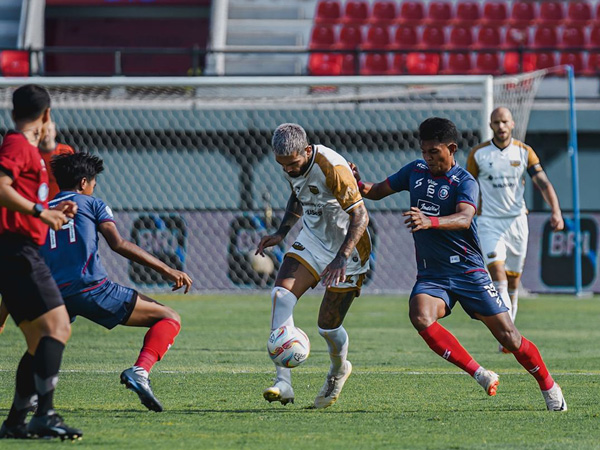 Gelandang Dewa United FC, Dimitris Kolovos di laga kontra Arema FC