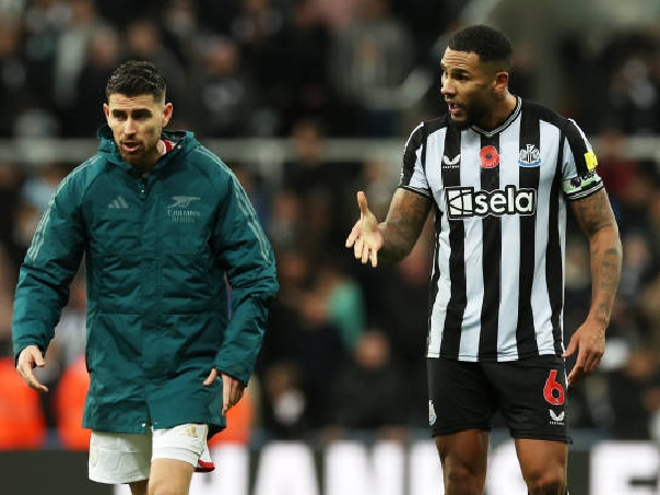 Jamaal Lascelles diabaikan oleh Jorginho