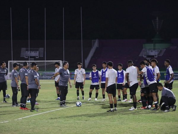 Pelatih timnas Indonesia U-17, Bima Sakti memimpin latihan timnya jelang Piala Dunia U-17 2023