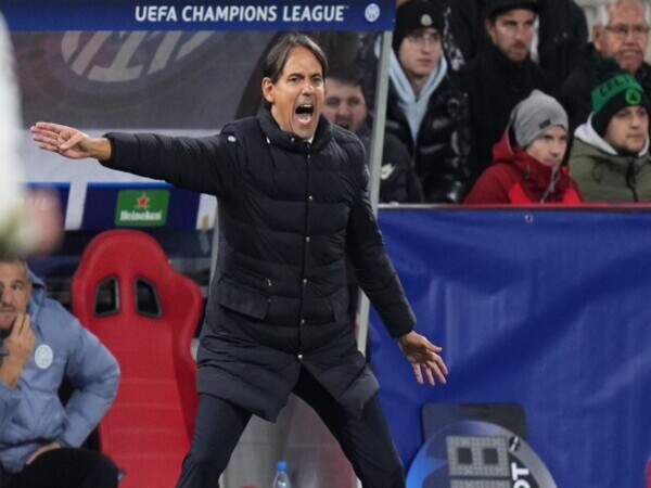 Simone Inzaghi memberi instruksi kepada anak buahnya, kala Inter Milan sukses mengalahkan RB Salzburg 1-0 di matchday keempat Liga Champions dini hari tadi (9/11) / via AP Photo