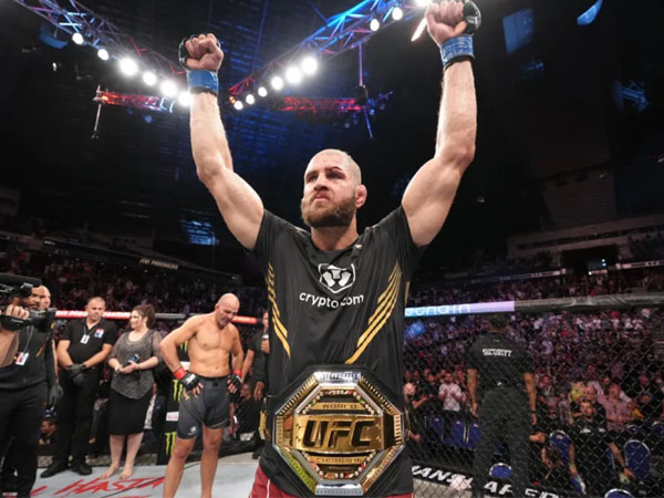 Jiri Prochazka melakukan selebrasi setelah kemenangan submission atas Glover Teixeira dari Brasil dalam perebutan gelar juara kelas berat ringan di UFC 275 pada 12 Juni 2022. (Foto: UFC)