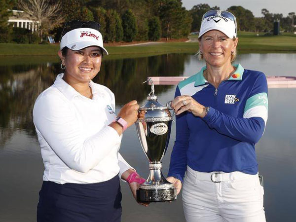 Lilia Vu (kiri) berpose dengan trofi The Annika bersama legenda Annika Sorenstam. (Foto: AP)